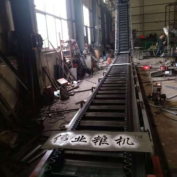 大傾角輸送機 裙邊爬坡伸縮輸送機 大傾角格板上散料輸送傳送機