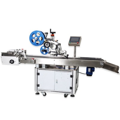 全自動卡片平面貼標合格證吊牌紙卡箱盒子pe透明膠袋塑料件包裝機